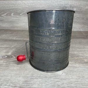 Vintage 5 cup bromwells measuring sifter kitchen gadget